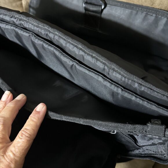 TARGUS CityGear 17" Laptop Notebook Messenger Bag Computer Travel Work Student - Picture 4 of 7